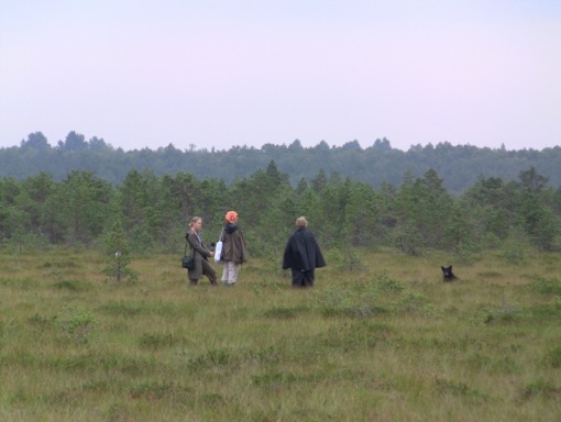 Metsanurga kla pliselanikuga Saarte rabas primuspaiku vaatamas. Jri khk, august 2010. Foto: Jri Metssalu