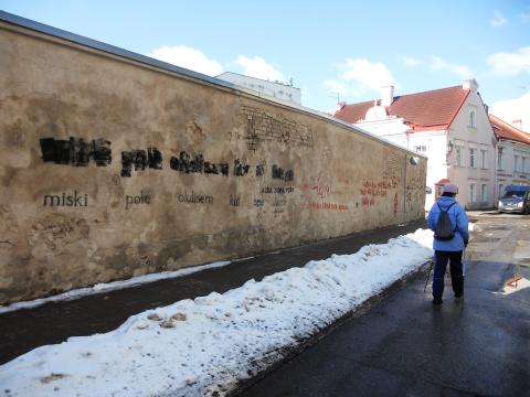 Grafiti hallil seinal musta värvi tekstiga "Miski pole olulisem kui see lause".