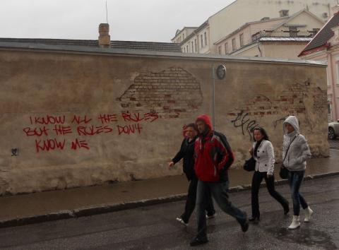 Punast värvi graffiti tekstiga "I know all the rules but the rules don't know me"