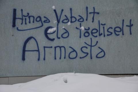 Graffiti hallil seinal sinise tekstiga "Hinga vabalt, ela tõeliselt, armasta"