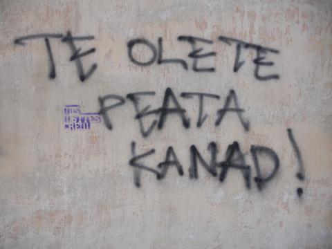 Graffiti seinal tekstiga "Te olete peata kanad Mis mõttes crew".