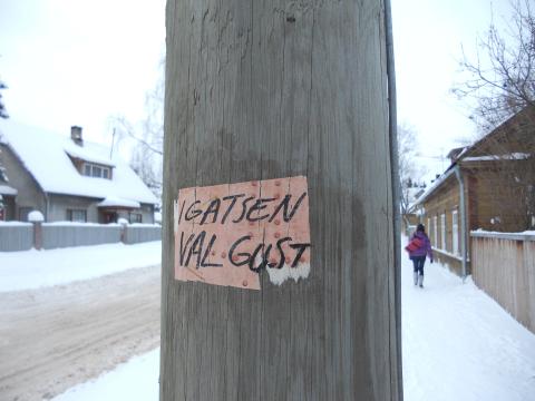 Kleebis postil tekstiga "Igatsen valgust!".