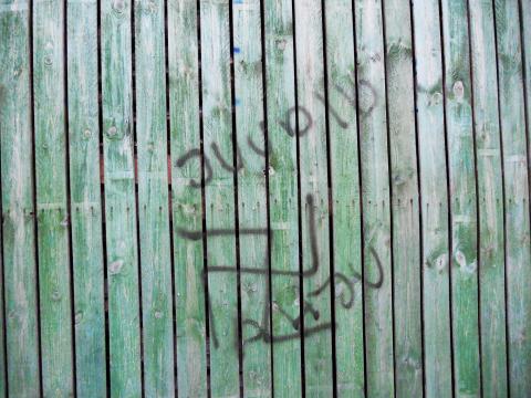 Kritseldis seinal "Juudid ahju".