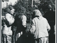 13. juuni 1980  Vastseliina, Kirikuküla, ? t. Milde Kaasik näitab vanu riideid  Õie Sarv, Maris Rüütel, Milde Kaasik, Igor Tõnurist Foto: Vaike Sarv