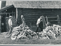 august 1981  Vastseliina khk., Madi k. KKI RMS eksp. liikmed puutöötalgutel A. Jäära talus  Joel Sarv, Kristjan Torop, ?, Kristi Salve  Foto: Vaike Sarv  [Kogumismatk Vastseliina kihelkonda 08.08.1981-18.08.1981]