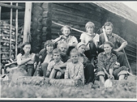 august 1981  Vastseliina khk., Madi k. KKI RMS eksp. liikmed puutöötalgutel A. Jäära talus  Igor Tõnurist, ?, ? ?, Kristi Salve, ?, Kristjan Torop, ?, Vaike Sarv, Õie Sarv  [Kogumismatk Vastseliina kihelkonda 08.08.1981-18.08.1981]