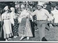 16. juuni 1982  Haljala khk., Altja k., Lahemaa rahvuspargi ansambel esineb Altjas SKS-i jt. liikmetele  Foto: Arno Tameri