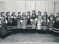 mai 1983?  Leelokoor Sõsarõ Õie Sarv, Leida Heliste, Veera Virgo, Aino Toomesaar, Aleksandra Lohk, Anne Täht, Ilme Haavalo, Eha Vanik, Maie Mürgimäe, ?, ?  Foto: Tõnu Tormis