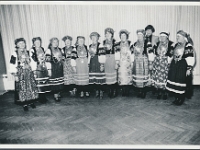 mai 1983?  Leelokoor Sõsarõ Õie Sarv, Leida Heliste, Veera Virgo, Aino Toomesaar, Aleksandra Lohk, Anne Täht, Ilme Haavalo, Eha Vanik, Maie Mürgimäe, ,Vaike Sarv, ?, ?  Foto: Tõnu Tormis