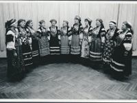 mai 1983?  Leelokoor Sõsarõ Õie Sarv, Leida Heliste, Veera Virgo, Aino Toomesaar, Anne Täht, Aleksandra Lohk, Ilme Haavalo, Eha Vanik, Maie Mürgimäe, ?, ?  Foto: Tõnu Tormis