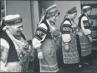 1980 või 1983?  Leelokoor Sõsarõ Anne Sepamägi, Anne Täht, Aino Toomesaar, Anne Verevmägi