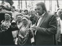 2. august 1986  IV Leelopäev. Hilana Taarka haual kõneleb Ilmar Vananurm (ajakirjanik Põlvast) Foto: Aivar Palmre  Aleksandra Lohk, ?, ?, Ilmar Vananurm, ?