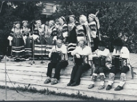 2. august 1986  Setomaa, Obinitsa k. IV Leelopäev.  Olga Lohk?, ?, ?, ?, ?, ?, ?, ?, ?, ? Pillimehed ?, Nikolai Kõiv, ?, ?  Foto: Aivar Palmre