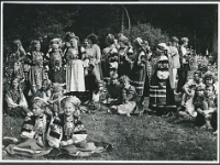 10. august 1986  Kihnu (mis üritus?). Leiko ?, Anne Mäeste, ?, Jekaterina Lummo, ?, ?, Veera Hirsik, Maime Kapten, ? ?, ?, ?, ?, ?, ?, Mari Sarv, Tuule Kann ?, ?  Foto: Aldo Luud