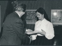 13. veebruar 1987  KKI juubeliaktus Endel Sõgel annab rinnamärgi Ingrid Rüütlile