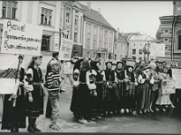 1990  Leiko meeleavaldus Toompeal ?, ?, Maime Kapten, ?, Anne Kõivo, Liidia Lind, ?