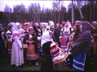 6. mai 1992  Värska Jüripäev. Kirmas.  Helena Kudre, ?, Mare Kõiva, ?, Anne Kuremägi, Rieka Hõrn, ?, ?, ?, ?, ?, Maria Rõžikova, Veera Hirsik, Laine Lõvi?