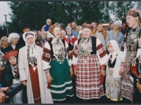 20. august 1994  Obinitsa Leelopäev, lauluema kuju juures ?, ?, ?, ?, Õie Sarv, ?, ?, ?, ?, Aleksandra Lohk, ? ...  Foto: Ain Sarv