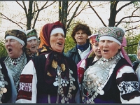 6. mai 2001  Värska. Jüripäev Anne Vabarna haual? Anne Kuremägi, Veera Hirsik, Maria Rõžikova, Anne Kõivo, Vaike Sarv, ?, Liidia Lind, ?, Jane Vabarna