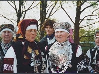 6. mai 2001  Värska. Jüripäev Anne Vabarna haual? Anne Kuremägi, Veera Hirsik, Anne Kõivo, Vaike Sarv, Liidia Lind, ?, Jane Vabarna