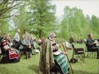 6. mai 2002  Värska. Jüripäeva kirmas. EMA välitööd Anne Kullimaa, ?, ?, ?, Maria Raudla, Jane Vabarna, Kalju Tero