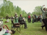 6. mai 2002  Värska. Jüripäeva kirmas. EMA välitööd Maria Raudla, Jane Vabarna, ?, Veera Hirsik, Kalju Tero, ?